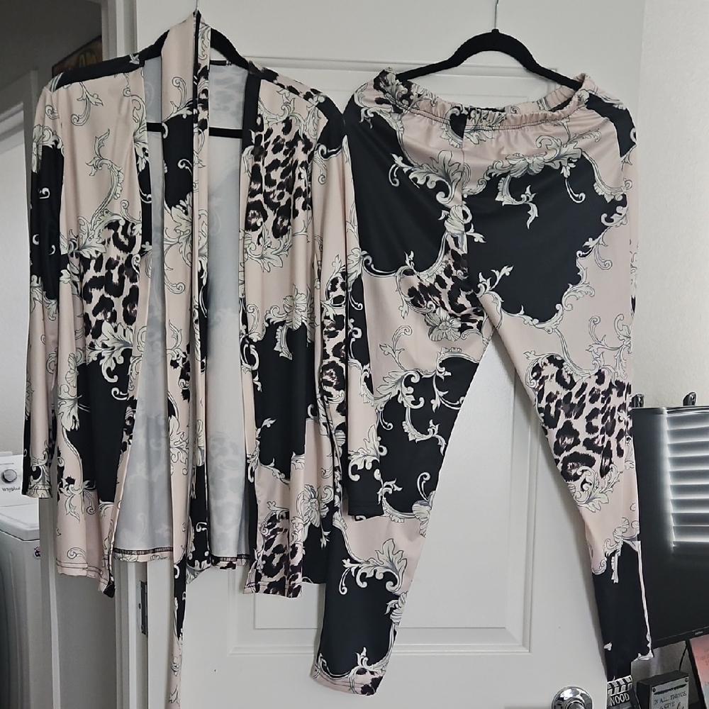 SHEIN Black and Cream Patterned Set